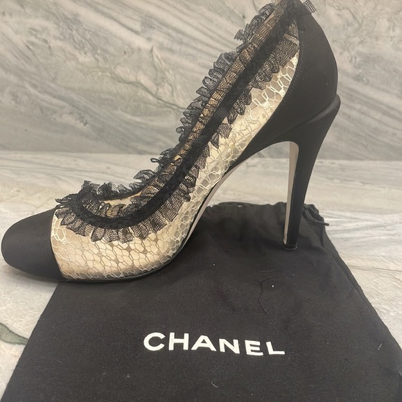 CHANEL Black & Nude Lace Mesh Satin CC Cap Toe Heels - Picture 3 of 10